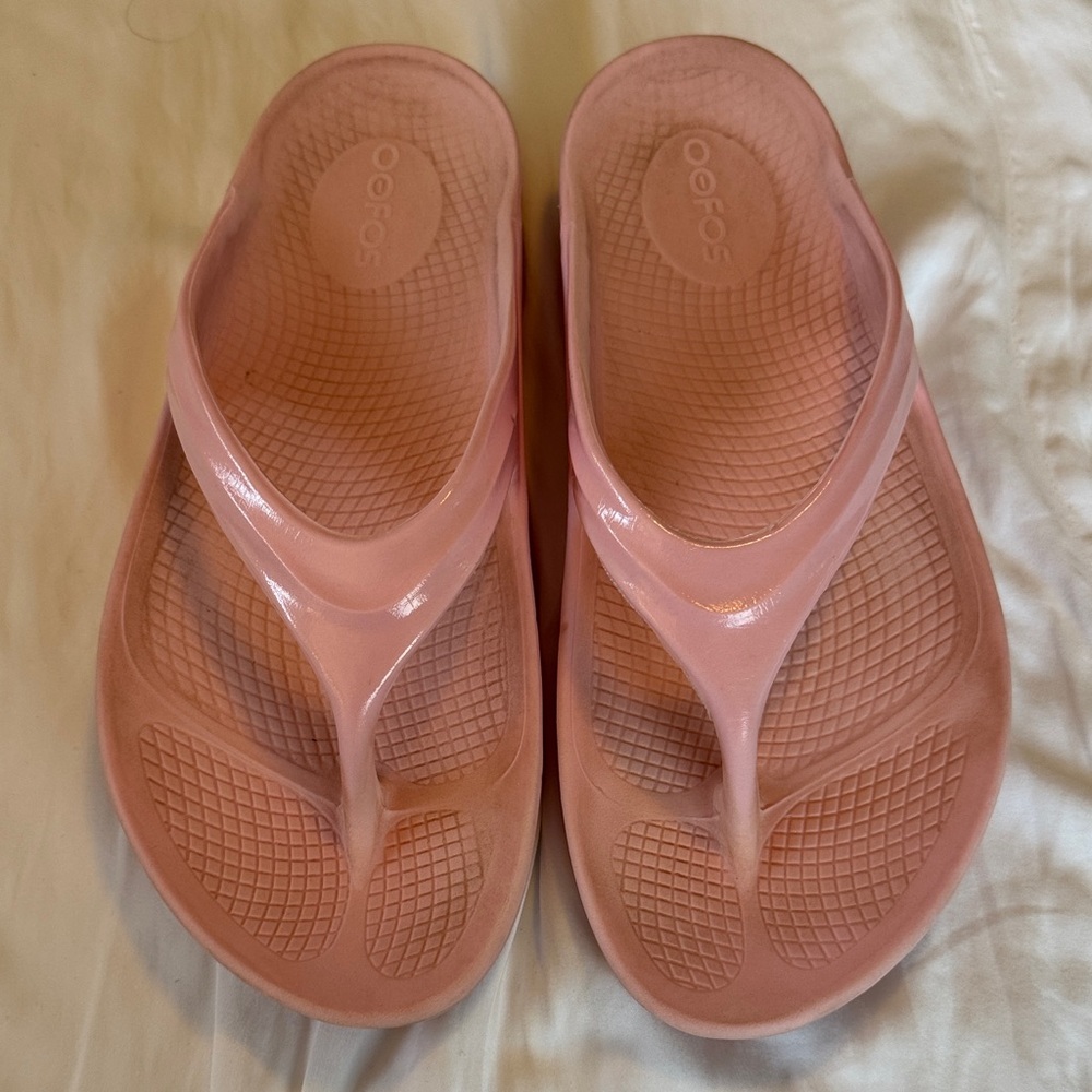 OOFOS Women's Soft Pink Comfort Sandals
